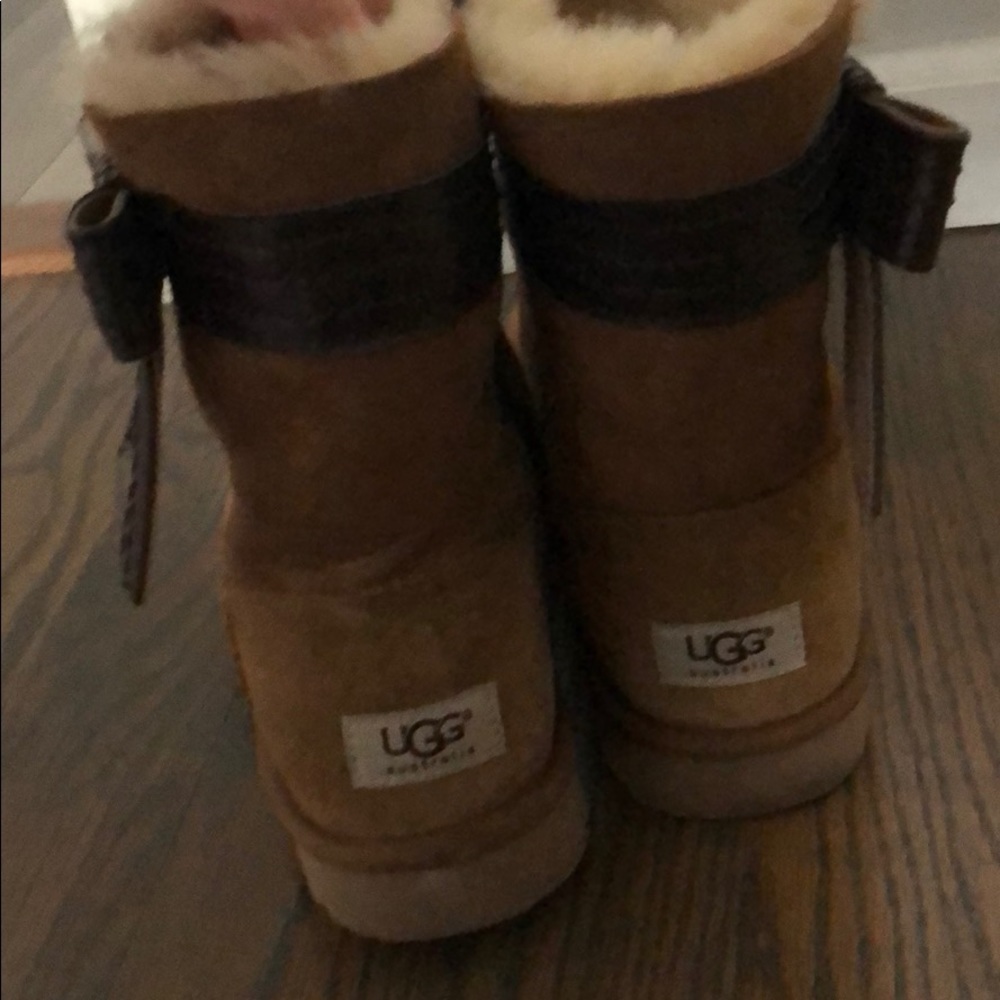 Ugg with Bow - Picture 3 of 5